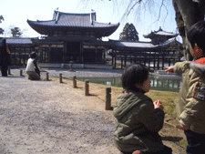 子供達と平等院.gif